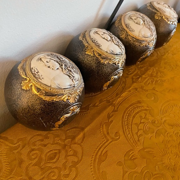 ⚜️New Gracious Home 4 Piece Victorian Ornate Decorative Spheres⚜️ - Picture 3 of 3